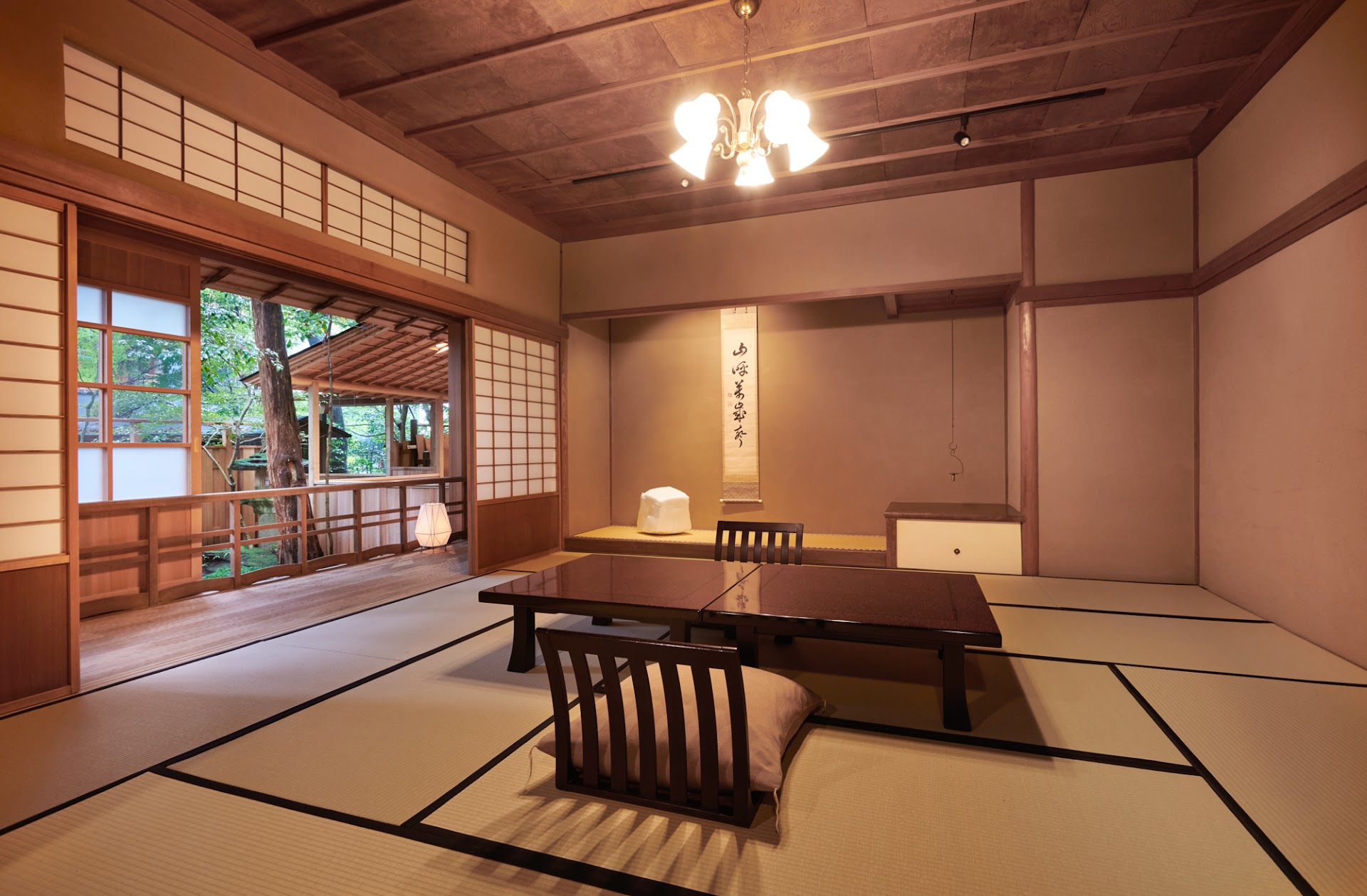 Araya Totoan — hotel-room-interior 2