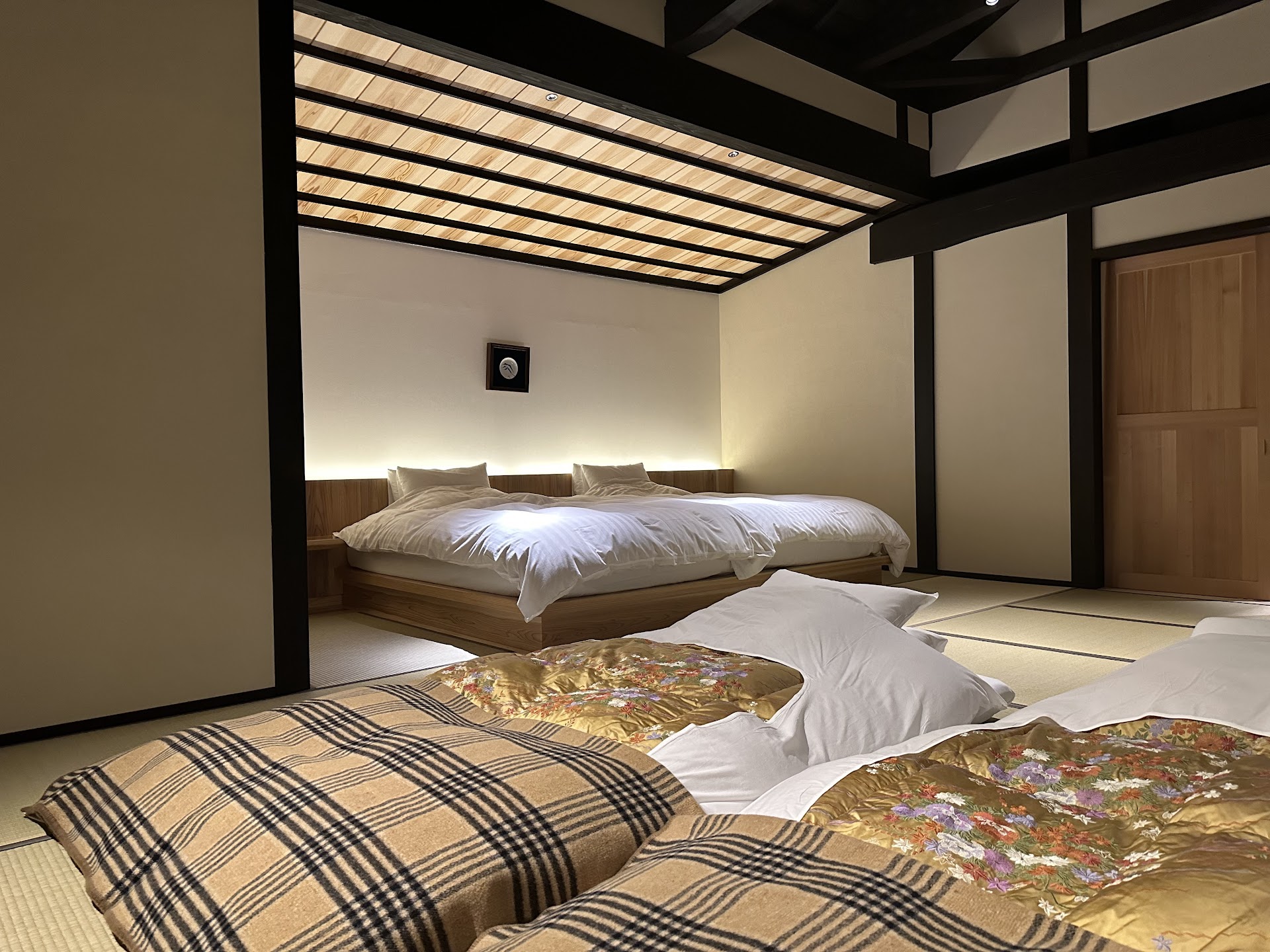 GAJOEN — hotel-room-interior 1